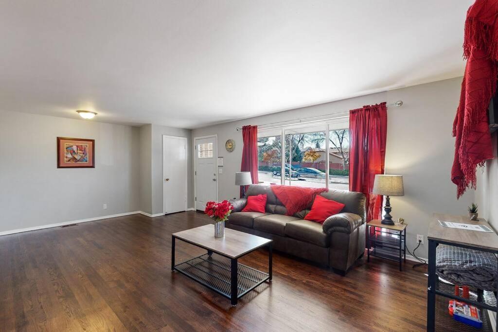 Large Remodeled Home With 5 Bedrooms 4 King Bed Centennial Exterior photo